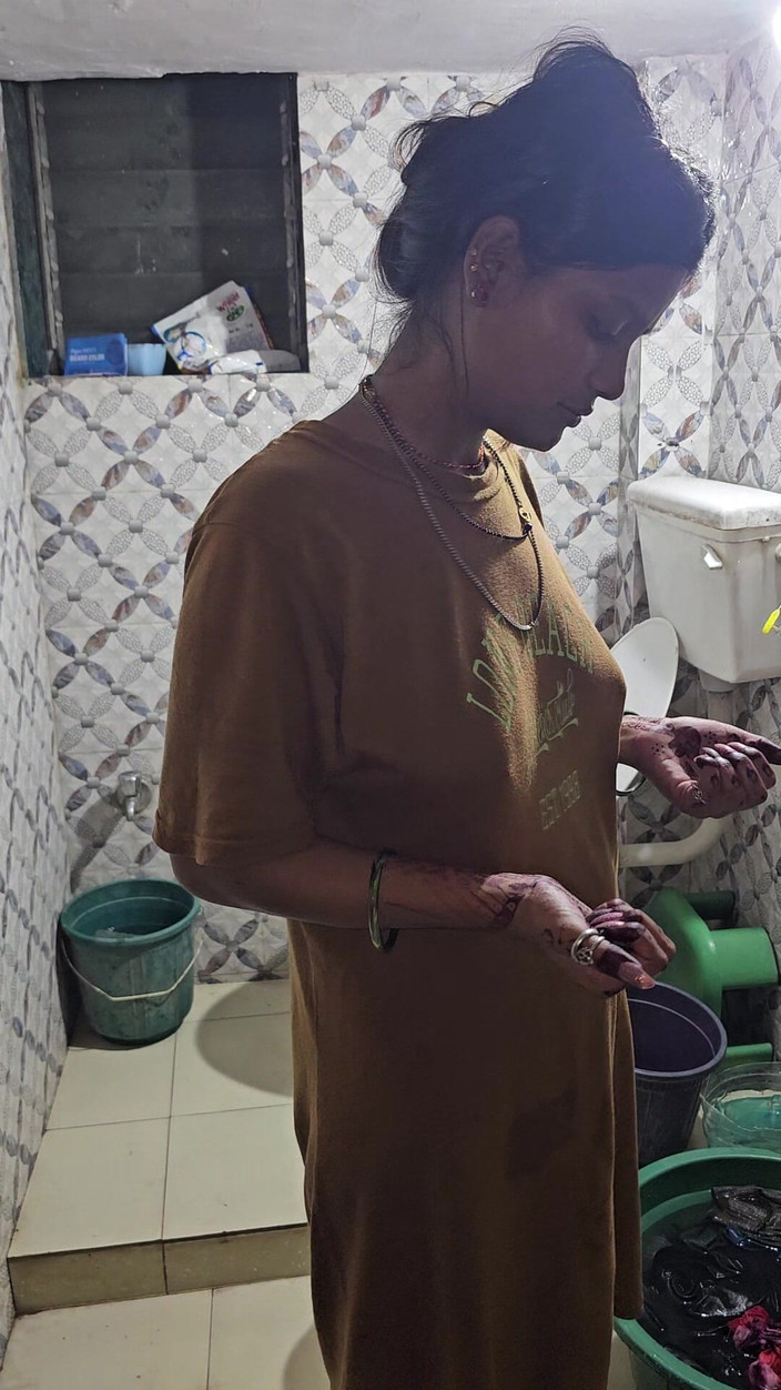 Aalox: Desi indická sexy holka s těsnou kundičkou šuká v hindštině, audio...