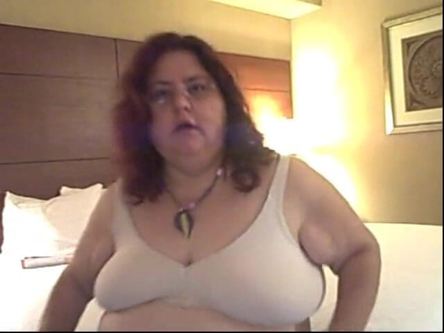 BBW nurse Vicki adventures with friends: Hot and sweaty after wandering around in Las Vegas Strip...