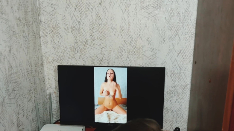 Caroline_Gray: Lagi asik muasin memeknya pakai mainan seks, ngentot gaya doggy...