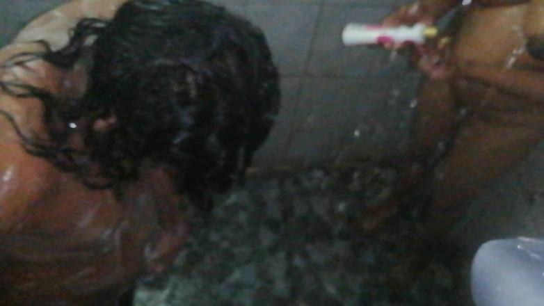 Tina Baby: Pembantu rumah desi mandi pasangan suami di bawah hidung isteri