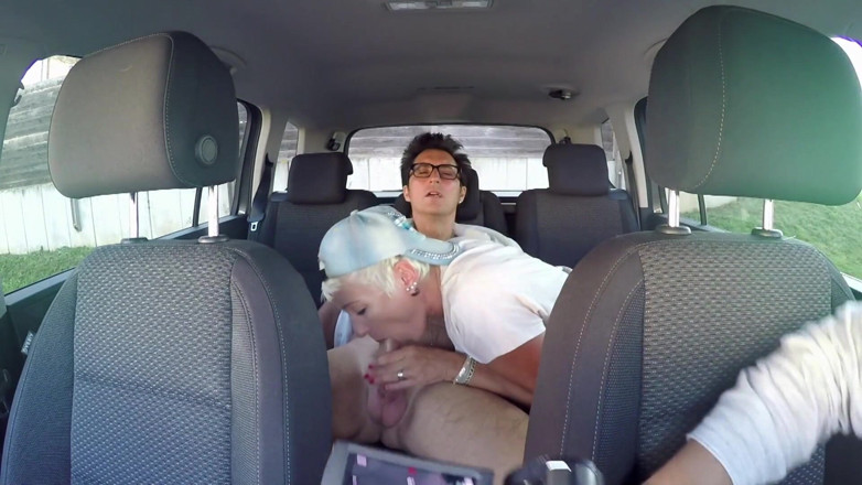 MMV German Kink: Sexy blonde gepiercte MILF mag muschi und arschfick im auto