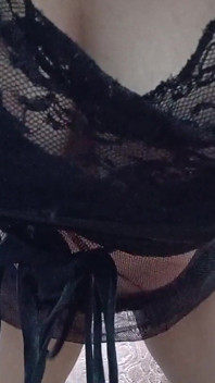 Sange Chick Stor fitta blir våt och dansar med fingret till fitta