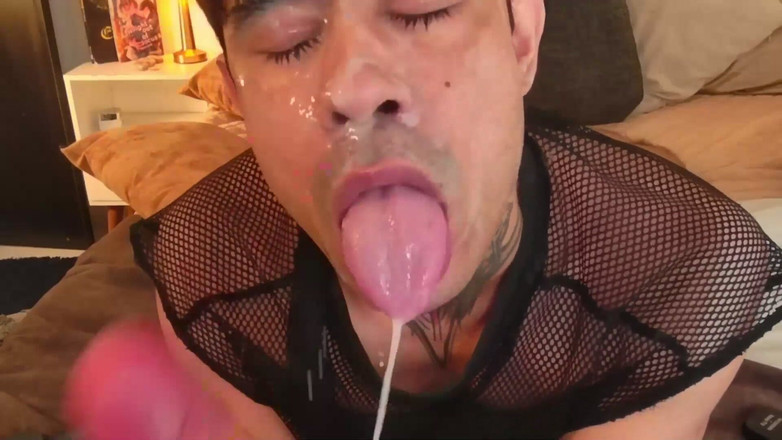 StephanosVerentt: Succhia il giocattolo con la sborrata in faccia