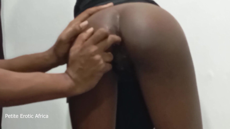 Petite Erotic Africa: Palcówka murzynka nastolatka anal przed seksem