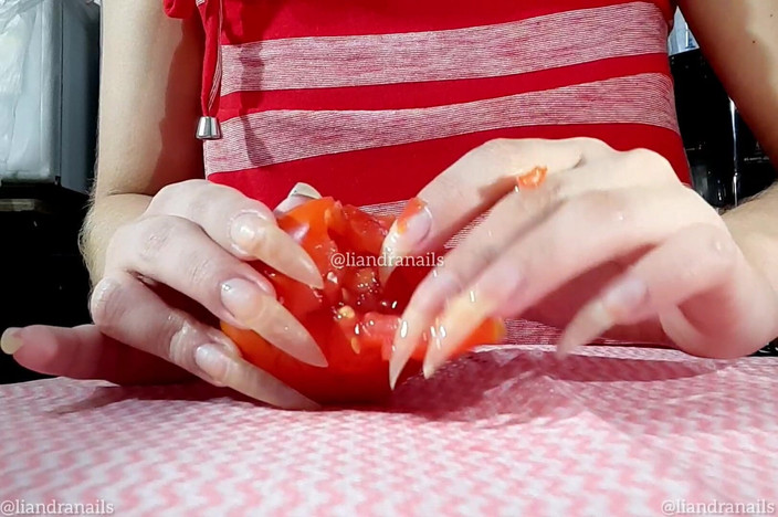 Goddess Li: Знищення помідора