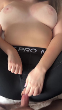 Một cái mông to trông rất đẹp trong chiếc quần legging chuyên nghiệp của Nike và do đó có được một con cặc trong âm hộ khít khao của cô ấy - video đầy đủ