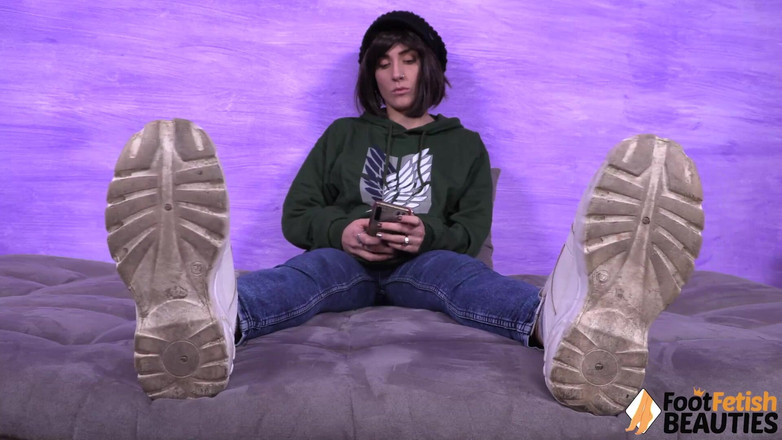 Foot Fetish HD: Super-hot Aradia Takes off Her Socks and Flaunts Her Toe-ringed...