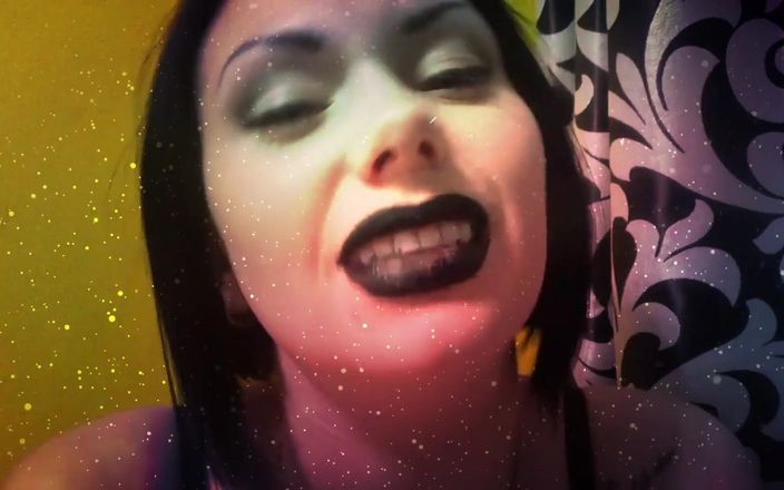 Goddess Misha Goldy: Estou colocando seu batom preto favorito, fazendo meus lábios maiores...