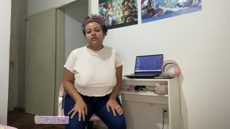 Cutiepiie Chubby: La bbw ebano scoreggia sulla sedia complimenti