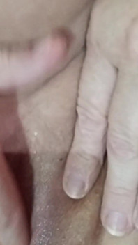 มือเขาเข้าไปในหีฉ่ำๆ นั่น เธอแตกน้ำพุ่งใส่หีปูด เขาเลียกินหมดเลยสุดๆ