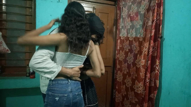 Raitorani: Dvě dívky a chlapec spolužáci ve trojce