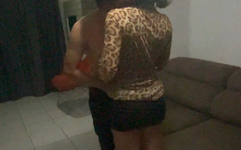 Casada Liberada griffin: 집에서 축구를 보라고 친구에게 권유했고 그는 내 아내를 따먹어.