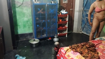 Desimombd: Devor và bhabhi đến một ngôi nhà rất cũ và đột nhiên...