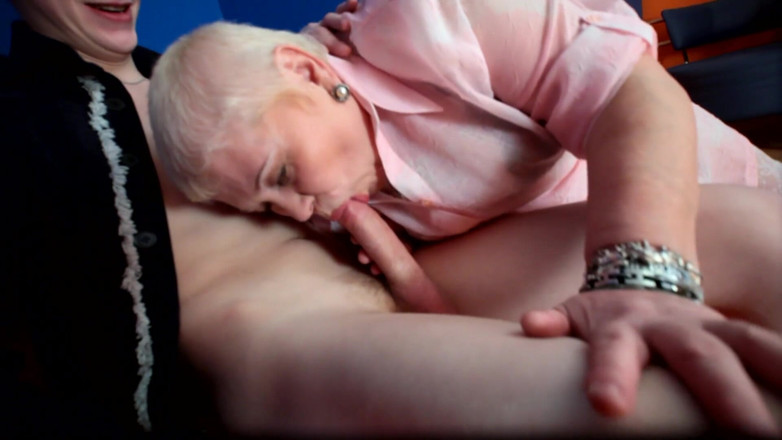 European fresh porn: Cucu tiri muda mempergunakan nenek tiri lamanya