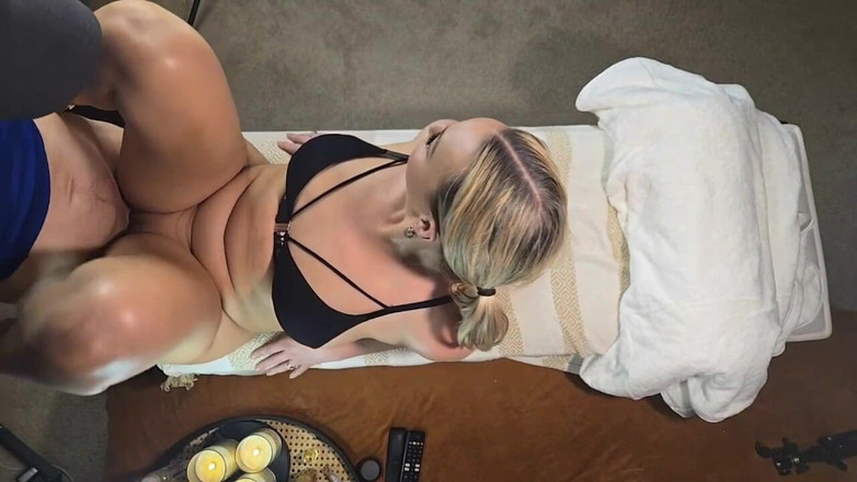 Lucky hot guy: Šukání Masážního Stolu Nahoře Nahoře, Blondýna