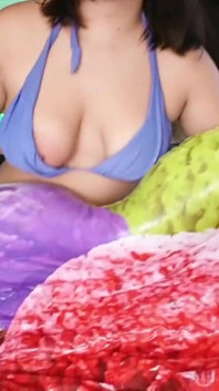 Lei succhia il pene del suo fratellastro per gonfiarlo.