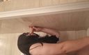 Mommy with secret: Trans stiefmutter spielt unter der dusche mit kleinem dildo
