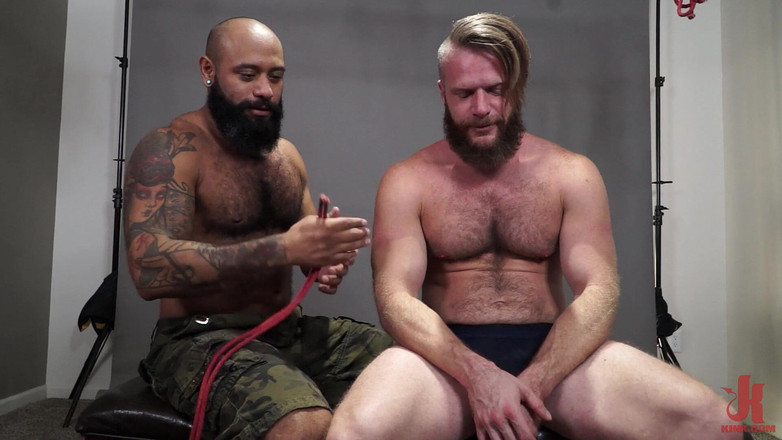 Kinky Bites Gay: Bond leo forte e brian bond