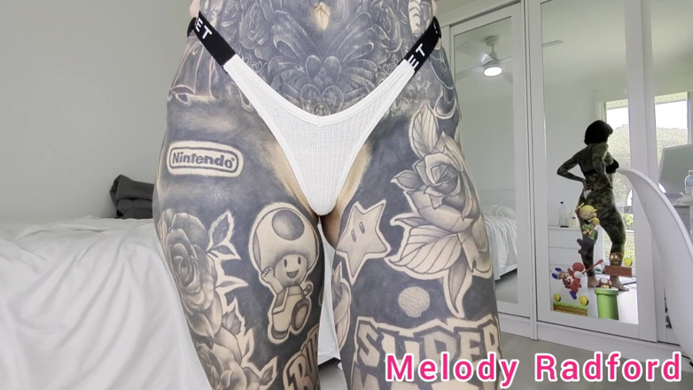Melody Radford: Bikini mikro merah jambu dengan rantai percubaan Haul Melody Radford...