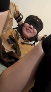 Přirozeně prsatá kráska v Cosplay dostane dvojité potěšení najednou, dokud se její nohy v vyvrcholení nechvějí.