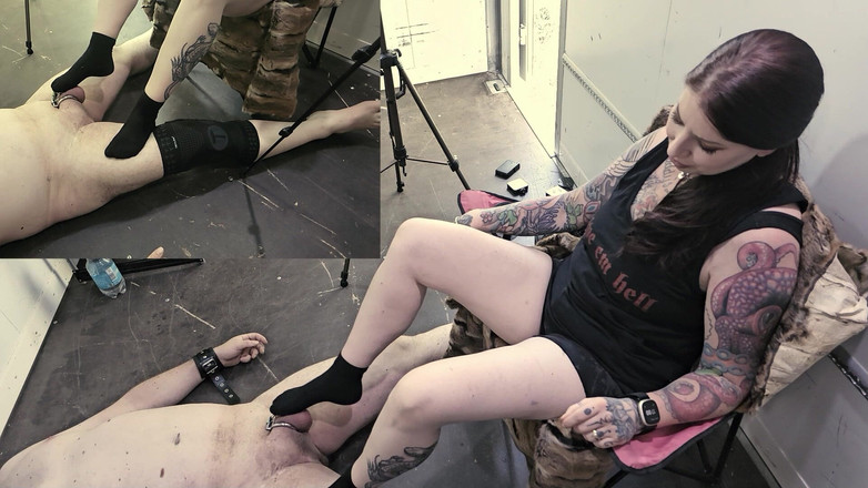 Femdom-Team-German: 내 대리 노예가 내 발이 얼마나 잔인한지 느낄 수 있게 해줘야 해요