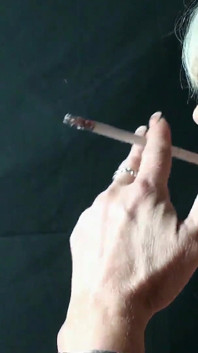 Piccola bbw tatuata puttana che fuma la matrigna racconta al figliastro dei suoi tempi più giovani