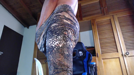 Tommhot: Il ragazzo si masturba indossando gli abiti della sua sorellastra