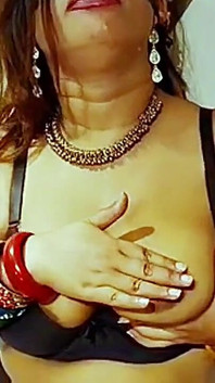 Roztomilá Saree Bhabhi zlobí se svým devarem pro drsný a tvrdý anální sex po ledové masáži na zádech v hindštině