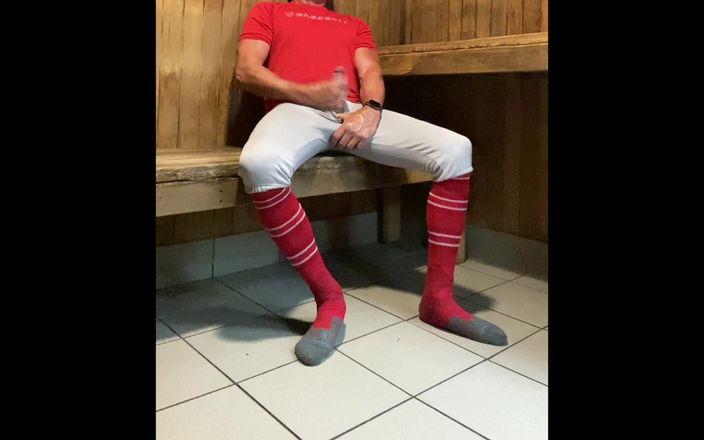 JockDad87: Buff dilfjockdad87 quasi viene sorpreso a masturbarsi nella sauna