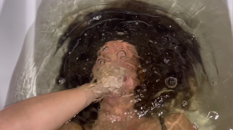 Hottie goddess: 가라앉는 아름다움 : 수중에서 개최, 공기를 구걸