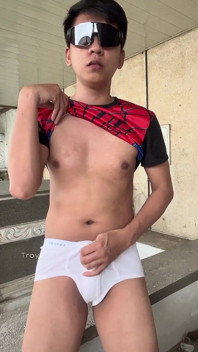 Asiática Spiderman Se Corre En Un Día Lluvioso