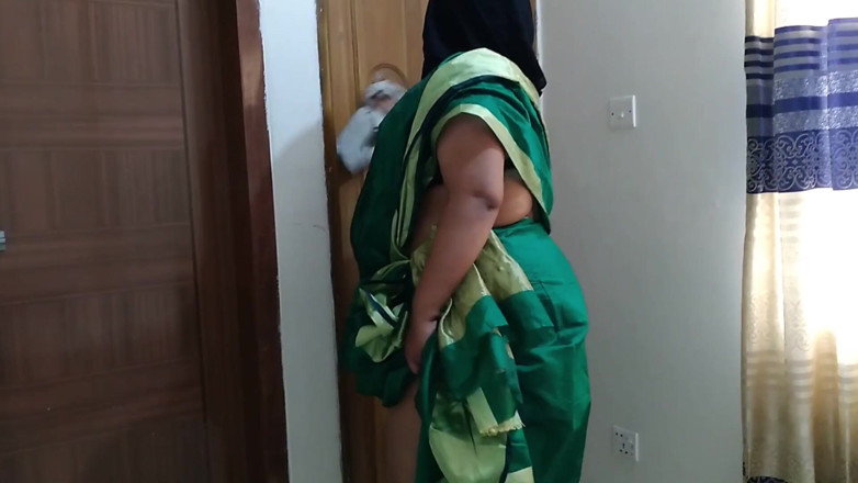 Aria Mia: Gara-gara nggak di rumah, ibu tiriku ngentot sama pembantuku saat...