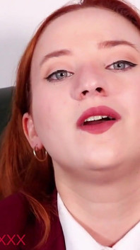 Calda rossa di 19 anni vuole che ti mangi e mangiare il tuo sperma per lei