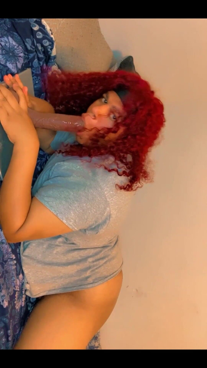 Hicktown_hoochi: 缓慢而邋遢地吮吸我的大黑色假阳具