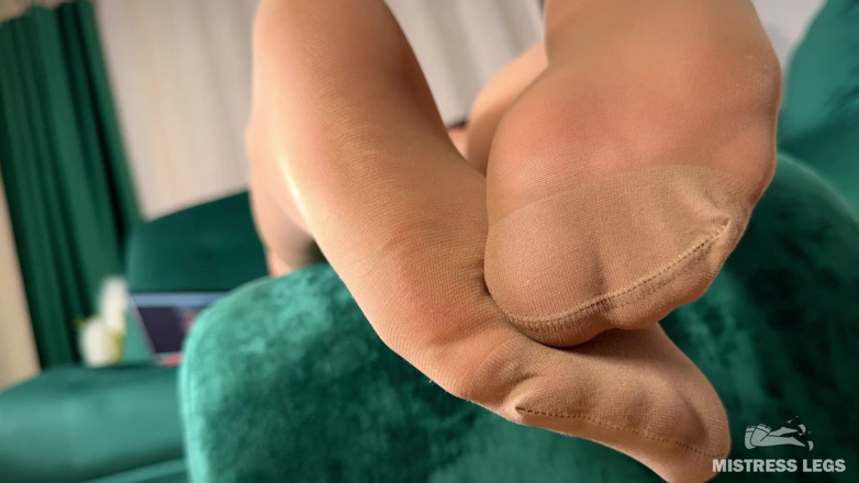 Mistress Legs: Дражнить тебе моїми нейлоновими ногами, граючи в мою гру з прибирання ніг