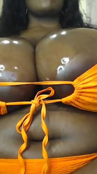 Negra culona provoca con sus tetas aceitosas