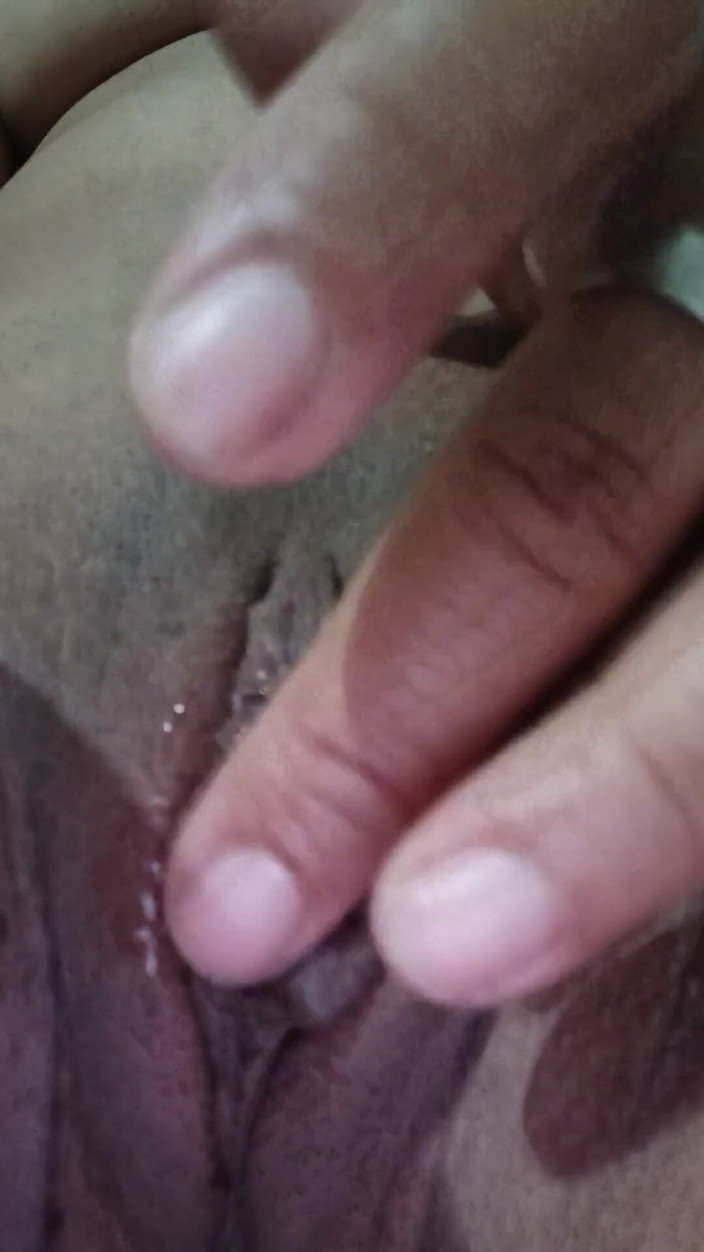 Victoriarating: Brunette Masturbating at Home