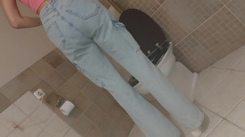 GinnaGg: 她撒尿并擦拭她湿漉漉的毛茸茸的阴户