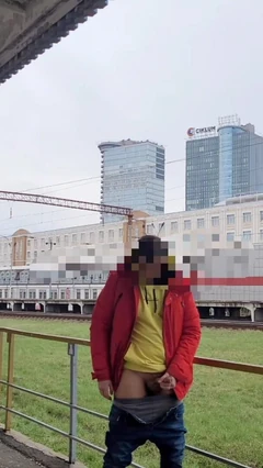 Zeer heet risicovol openbaar aftrekken. Mijn aftrekbeurt op het spoorwegperron