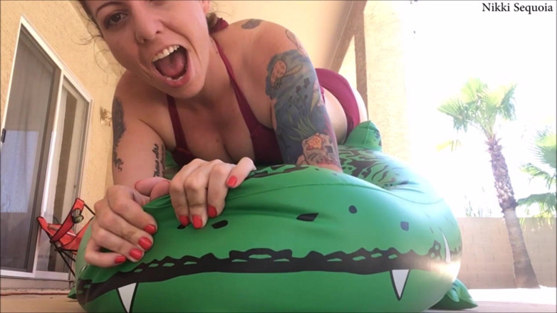 Nikki's Fetishes: Dev Şişme Gator