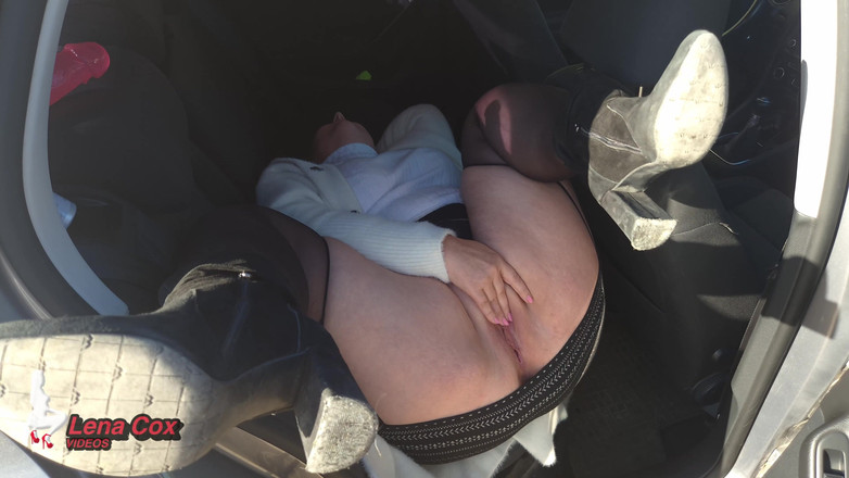 Lena Cox: Geile ehefrau masturbiert und squirtet in ihrem auto