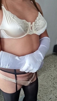 Modella ed eccitazione con la mia lingerie nude in nylon, calze, mutandine e reggiseno vintage