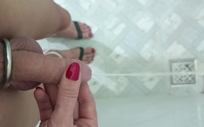 Kinky Alice: Alise Pipi montre ses beaux pieds et ses orteils