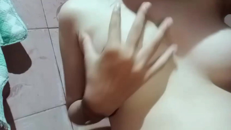 LunaDesire: Figa bagnata e stretta, mi schizzo da sola quando sono...