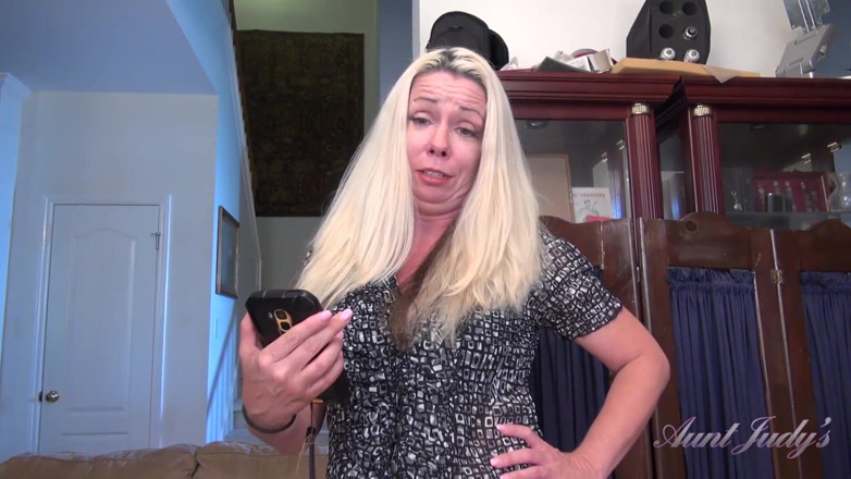 Aunt Judy's: Ibu tiri MILF berbulu awak Liz menghisap zakar awak (pov)