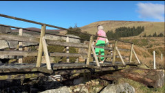 Emma Voyeur: Kepergok membelai di depan umum... Cewek itu bantuin aku selesai