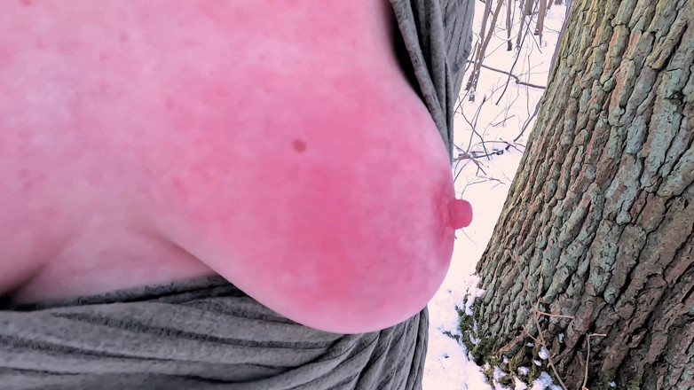 Bouncy Tits Action: Bătaie la cur în zăpadă