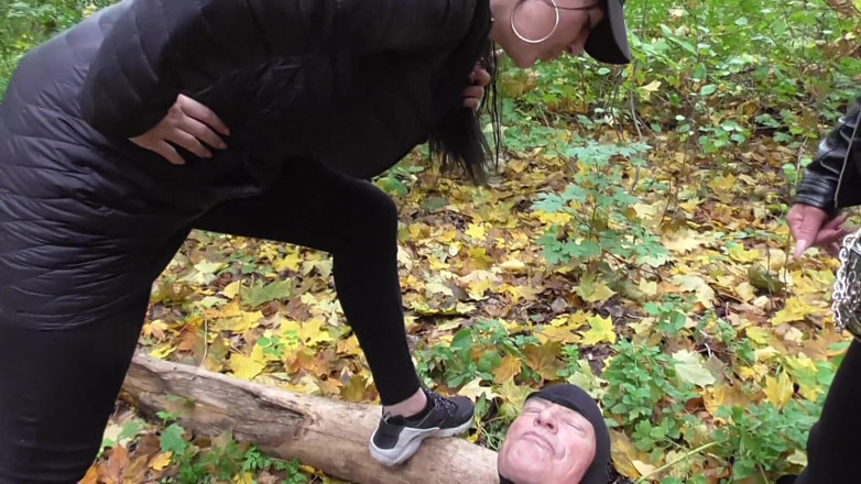 Femdom Austria: Cuspindo sessão na floresta