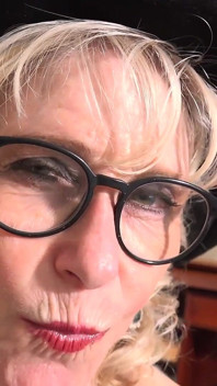Ziajudys - La tua matura boss GILF Dee Lite succhia il tuo cazzo in ufficio