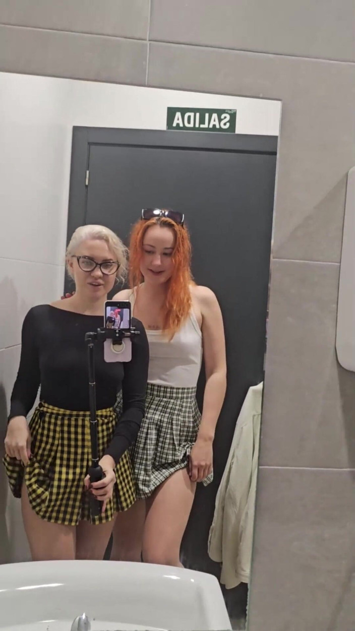 Sheryl X Sinclair: Pissen in öffentlichen toiletten mit meinem sexfreund!